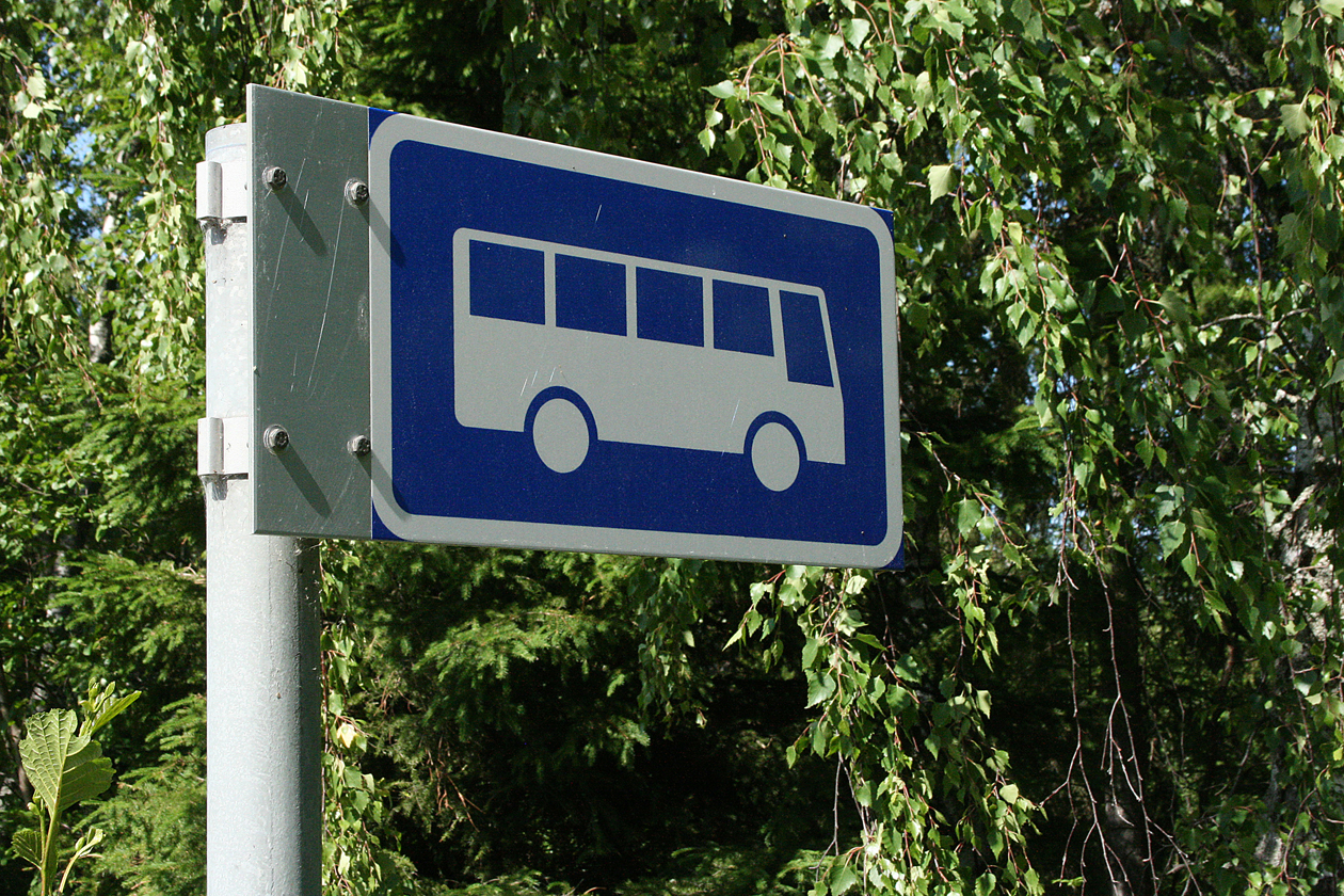 Bussipysäkin liikennemerkki. 