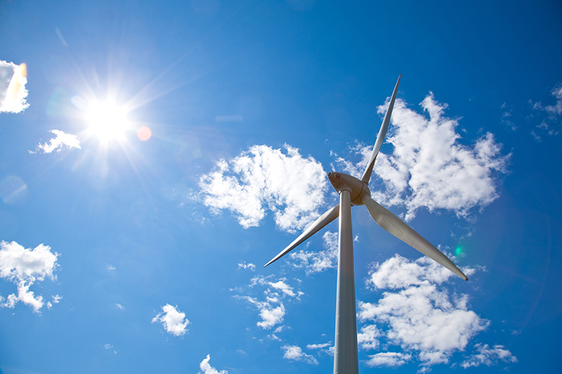 tuuivoimala ja taivasta