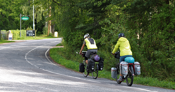 Pyöräilijoitä maantiellä