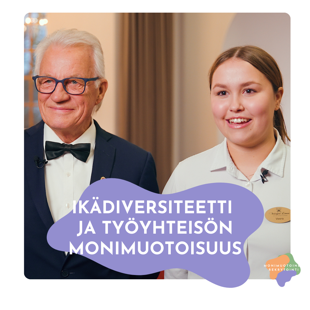 Kuvassa kaksi eri ikäistä henkilöä seisomassa ja katsomassa ohi kameran. Molemmat hymyilevät. Etualalla sinisen muodon päällä teksti: ikädiversiteetti ja työyhteisön monimuotoisuus. Oikealla alhaalla hankkeen logo.